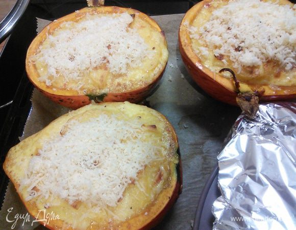 От себя за 10 минут до окончания я посылала гратен тёртым пармезаном, но это не обязательно. 