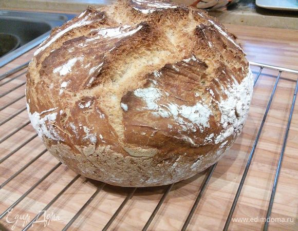 Когда казан чуть-чуть остынет, появится возможность вынуть из него хлеб и остудить полностью на решётке. 