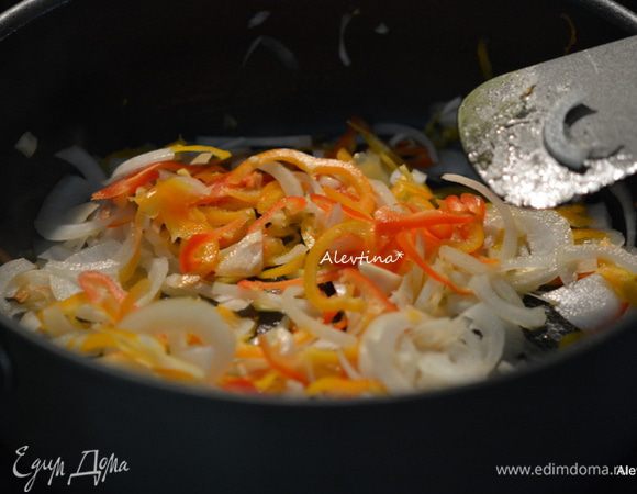 На горячую сковороду с оливковым маслом выложить тонко порезанный лук, чеснок, сладкий перец цветной очищенный и тонко порезанный 1 стакан. Готовить, помешивая, примерно 5 мин.