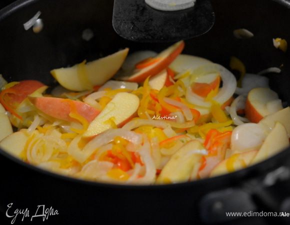 Добавить порезнное зеленое яблоко, как Гренни Смит, например. Специю карри и тушить еще 5 мин, помешивая.