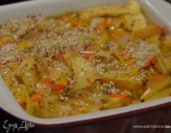 Добавить бульон и перловую жемчужную крупу. Тушить, убавив огонь, примерно 10 мин. В жаропрочное блюдо переложить перловку с овощами, сверху куриные бедрышки, посыпать специями. Закрыть фольгой и поставить в разогретую духовку на 190 гр. на 45 мин.