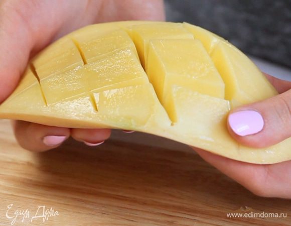 Нарезать манго.