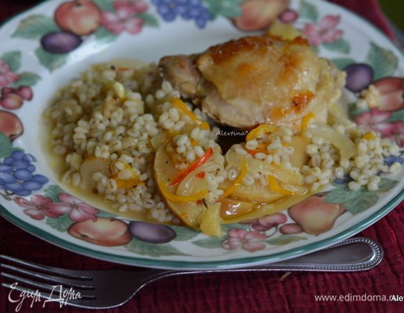 Достать из духовки, снять фольгу, смазать куриные бедрышки джемом апельсиновым или абрикосовым, вернуть на 15 мин. в духовку, не прикрывая фольгой. Вернуть из духовки, дать постоять 5 мин. Подаем к столу. Приятного аппетита.