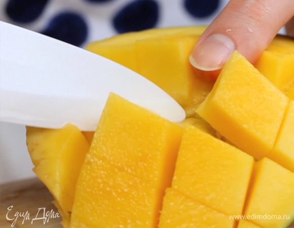 Нарезать манго.