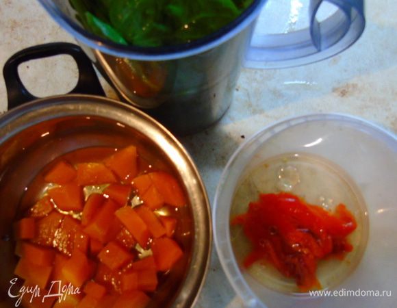 Тыкву очистить и запечь. Перец сладкий тоже запечь. Шпинат вымыть и обсушить.