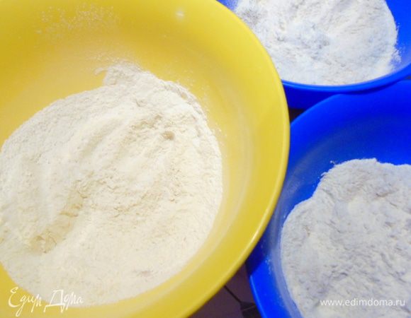 Для каждого вида теста, муку просейте, смешайте с солью и дрожжами.