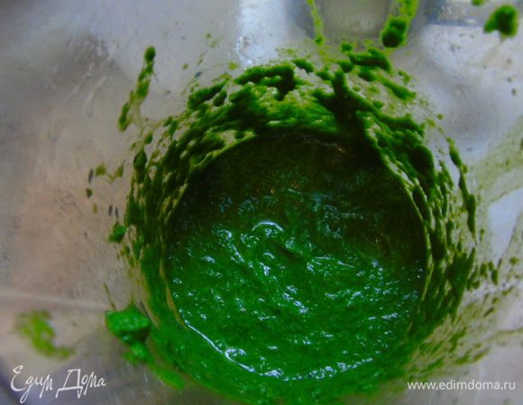 В шпинат добавьте воду и растительное масло и перебейте блендером.