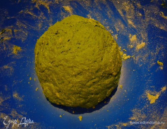 Замесите зеленое тесто.