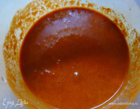 Запеченный перец смешайте с водой и маслом, перебейте блендером, добавьте паприку, перемешайте.