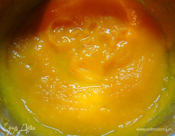 Запеченную тыкву взбейте блендером с водой и маслом в пюре.