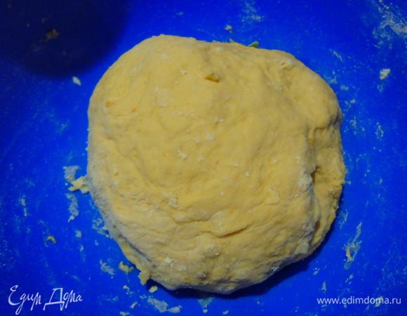Замесите желтое тесто.
