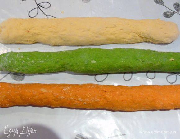 Все три теста отправьте в теплое место на 1 час. Затем из каждого сверните жгутик.