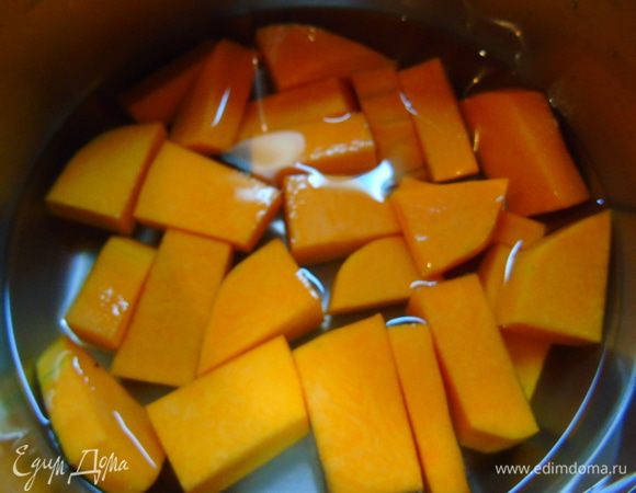 Тыкву очистите, нарежьте кубиками и залейте бульоном. Варите на медленном огне до размягчения тыквы. Это примерно 15-20 минут. 