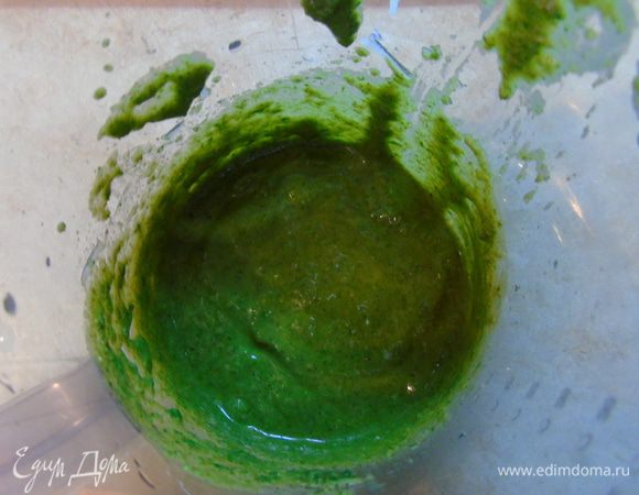 Взбейте все блендером. При необходимости, если соус сильно густой, добавьте  оливковое масло.