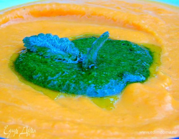 Готовый суп разложите по тарелкам, в каждую добавьте 1-2 чайных ложек соуса и украсьте листиками шалфея. Приятного обеда!