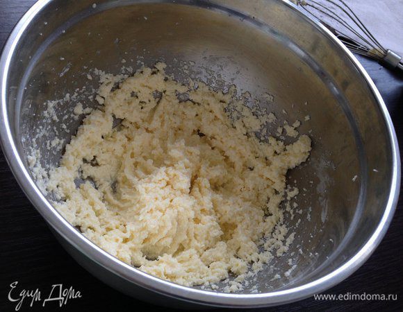 Размягченное сливочное масло растереть с сахарной пудрой, добавить яйцо и хорошо взбить.