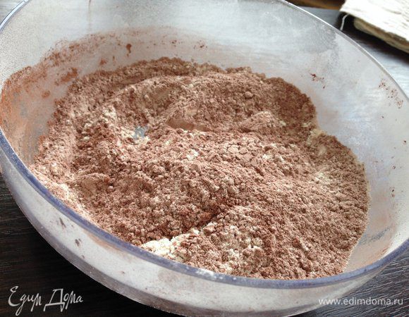 В миску просеять муку (200-250), какао и разрыхлитель. Перемешать.