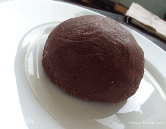 Соединить сухие ингредиенты с жидкими. Замесить мягкое эластичное тесто, по необходимости можно добавит муки. Завернуть тесто в кулёк и убрать в холодильник на 20-30 минут.