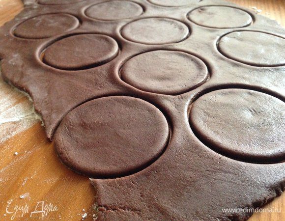 Разделить тесто на две части и раскатать каждую в пласт толщиной 3 мм, вырезать кружочки.