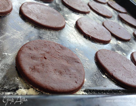 Выложить наши заготовки на противень, застеленной бумагой для выпечки (у меня бумаги не было, я противень присыпала мукой) и выпекать в заранее разогретый духовке 180 градусов 7-10 минут.
