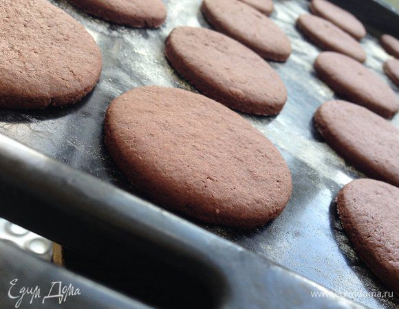 Готовому печенью дать полностью остыть! Я думала на этом этапе и закончиться приготовление печенья, так как моей детворе оно и без крема понравилось! :)