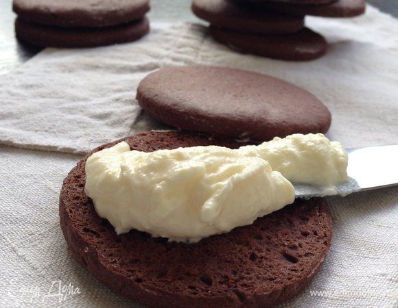 Но все же... Для крема. Взбить сливочное масло комнатной температуры с сливочным сыро, ванилью и мёдом (или сахарной пудрой, грамм 50) по вкусу. Начинить кремом половинки. ***Сливочный сыр я делаю сама, сметану (400 гр) и молоко(200 гр) смешиваю, довожу до кипения, вливаю 1 ст. л. лимонного сока и провариваю постоянно помешивая ещё минут 5. Накрываю крышкой и убираю с огня,оставляю минут на 30. Затем выливаю в дуршлаг застеленный марлей, даю постоять около часа. Потом ставлю гнёт и оставляю ещё на ночь, можно оставить на 5-6 часов!