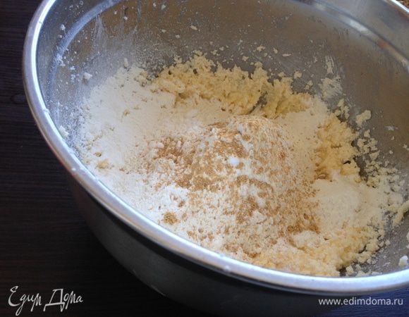 Просеять муку, соду, соль, имбирь и добавить к масляной массе. Хорошо перемешать.