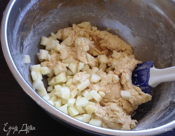 Яблоко вымыть, очистить и нарезать кубиками. Добавить его к получившейся массе и замесить мягкое тесто.