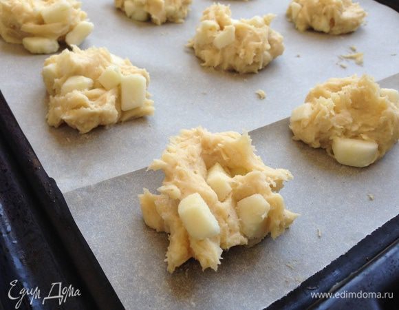 Чайной ложкой выложить тесто на противень застеленный бумагой для выпечки, на расстоянии 2-3 см.
