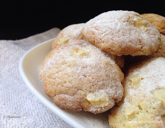 Готовому печенью дать остыть и посыпать сахарной пудрой.