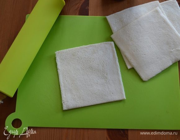 Хлеб берем для тостов (сэндвичей). Отрезаем корочки и раскатываем каждый ломтик скалкой.