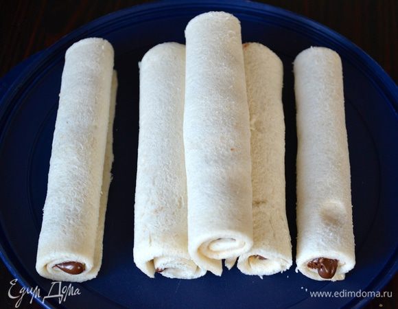 Подготовить таким образом все хлебные трубочки.