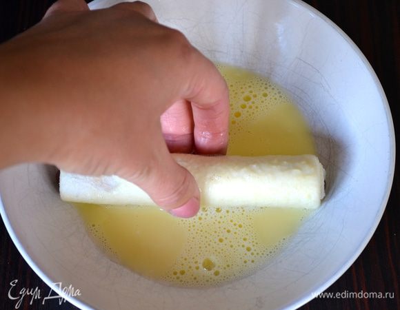 В миске смешать яйцо с молоком и обмакнуть в эту смесь трубочки, одну за другой.
