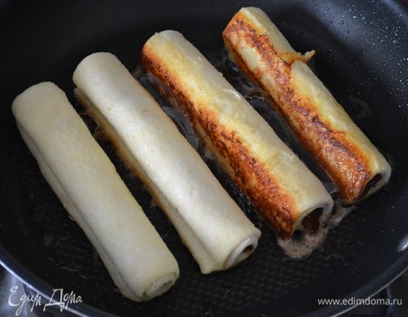 Обжарить по-быстрому в небольшом количестве масла со всех сторон. Выложить трубочки на бумажную салфетку.