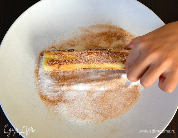 Смешать сахар с корицей и обсыпать им трубочки.