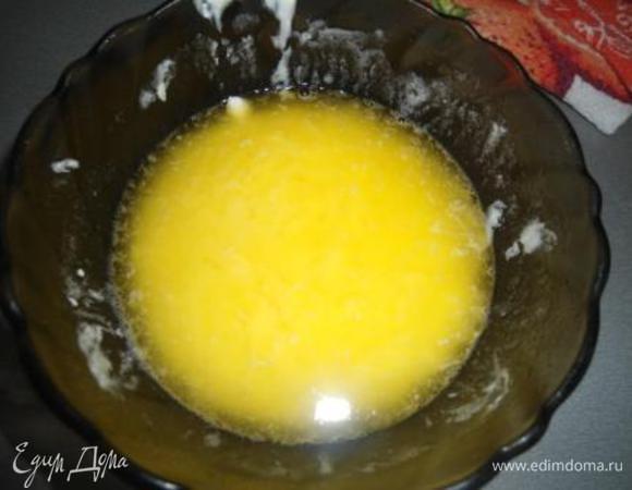 Духовку разогреть до 190°С. Форму выстелить бумагой.
Маргарин растопить и остудить