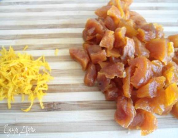 Яблоки вымыть, очистить от кожуры и натереть на крупной терке. Курагу вымыть и нарезать мелкими кубиками. Натереть цедру с апельсина.