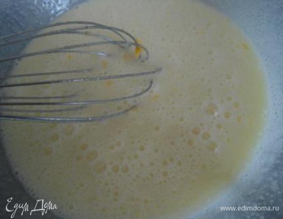 Делаем тесто: яйца взбить миксером, постепенно добавляя сахар и апельсиновую цедру.