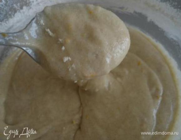 Оба вида муки и разрыхлитель просеять и уже без помощи миксера перемешать в однородную массу. Добавить растопленный  маргарин. Получилось вот такое густоватое тесто. Выкладываем его в подготовленную форму. 