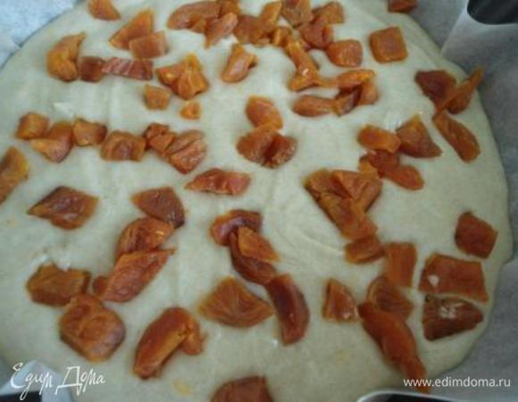 Курагу слегка вдавить в тесто.