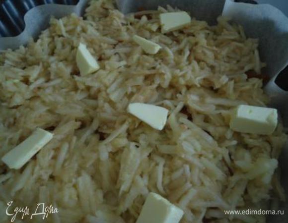 Теперь тертые яблоки и несколько кусочков сливочного масла. Ставим выпекать на 20 минут.