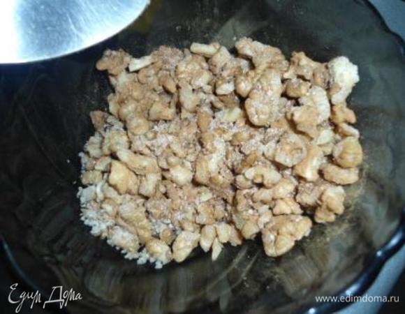 Смешать в чашке измельченные крупно грецкие орехи, корицу и сахар. Достать пирог, посыпать этой смесью и выпекать еще 20 минут (общее время в духовке 40 минут). Тут я повысила температуру до 200°С, но вы ориентируйтесь по своей духовке, если хорошо поджаривается верх, то повышать не надо.