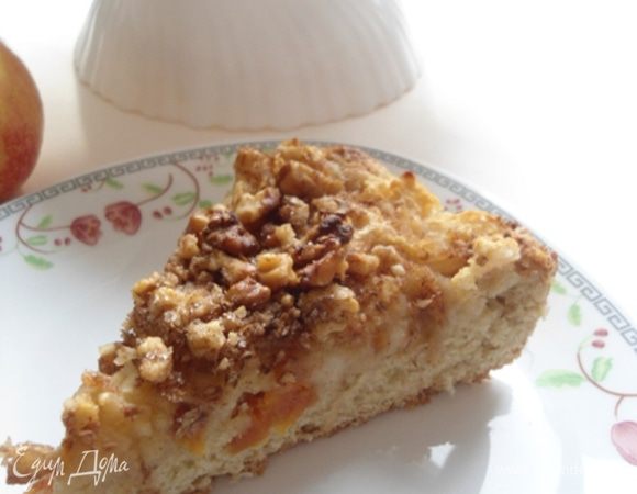 Шарлотка из тертых яблок и кураги готова! Остудите и подавайте!