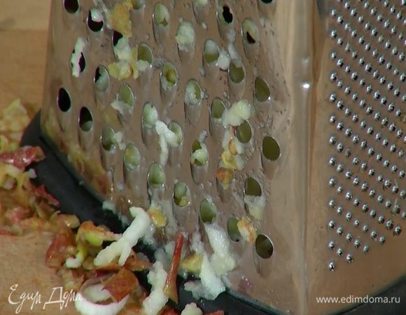 Яблоко натереть на крупной терке.