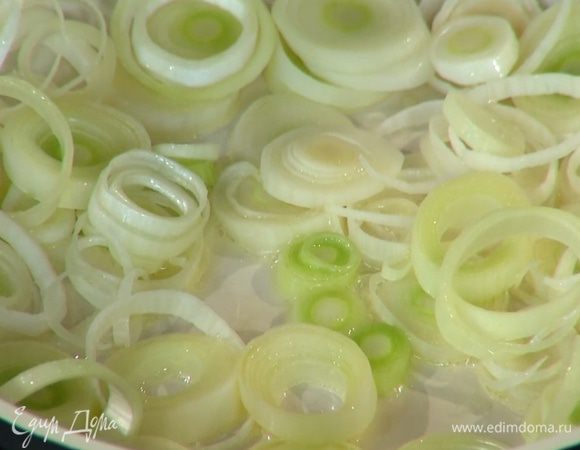 Разогреть в сковороде оливковое масло и обжарить порей до прозрачности.