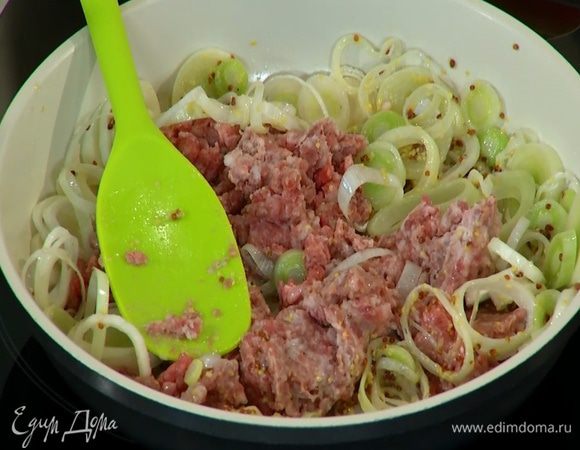 Добавить горчицу, все перемешать, затем выложить фарш, размять его и обжаривать 3–5 минут.