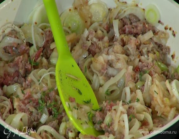 Обжаренный фарш посолить, поперчить, добавить натертое яблоко, листья тимьяна, все перемешать и снять сковороду с огня.