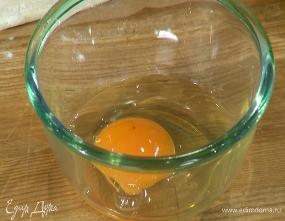 Яйцо слегка взбить вилкой.
