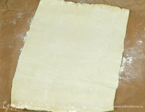 Рабочую поверхность присыпать мукой и раскатать тесто не слишком тонко.