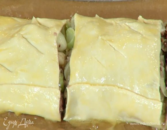 Смазать рулет оставшимся яйцом и разрезать на 4 части. На каждом кусочке ножом сделать косые надрезы.